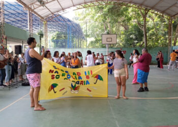 Bloco “Que Loucura!” promove inclusão e saúde mental ao levar usuários dos CAPS ao Sambão do Povo na abertura do Carnaval de Vitória 2026.