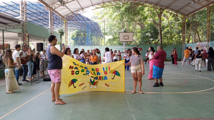 Bloco “Que Loucura!” promove inclusão e saúde mental ao levar usuários dos CAPS ao Sambão do Povo na abertura do Carnaval de Vitória 2026.