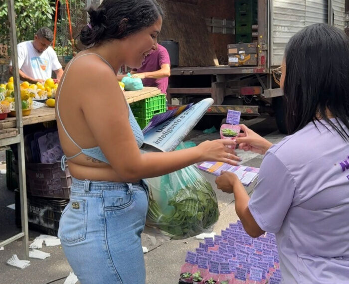 Prefeitura de Vitória realiza ação na feira do bairro República para fortalecer a rede de proteção às mulheres e incentivar denúncias de violência doméstica.