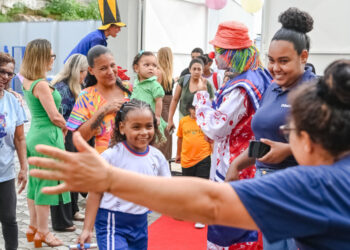 Ano letivo de 2026 começa na rede municipal de Vitória com mais de 40 mil alunos, ampliação do ensino integral e escolas reformadas para receber estudantes.