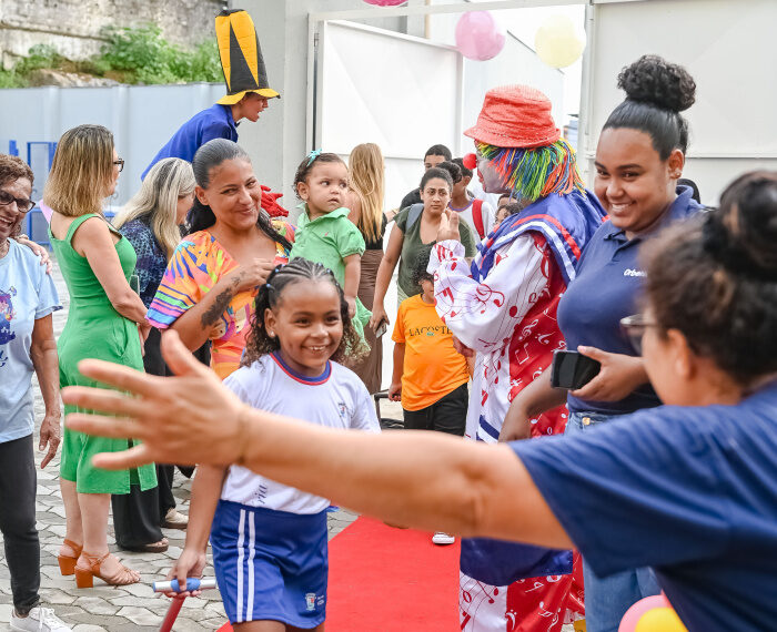 Ano letivo de 2026 começa na rede municipal de Vitória com mais de 40 mil alunos, ampliação do ensino integral e escolas reformadas para receber estudantes.