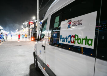 Prefeitura de Vitória disponibiliza transporte Porta a Porta para cadeirantes durante o Carnaval, com atendimento noturno e estrutura acessível no Sambão do Povo.