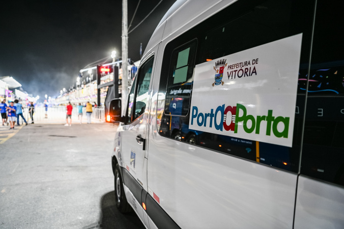 Prefeitura de Vitória disponibiliza transporte Porta a Porta para cadeirantes durante o Carnaval, com atendimento noturno e estrutura acessível no Sambão do Povo.