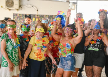 Centro de Convivência de Vitória promove baile de Carnaval para idosos, incentivando socialização, bem-estar e envelhecimento ativo.