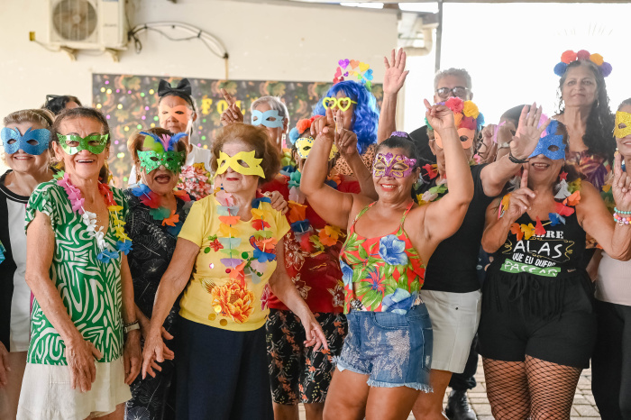 Centro de Convivência de Vitória promove baile de Carnaval para idosos, incentivando socialização, bem-estar e envelhecimento ativo.