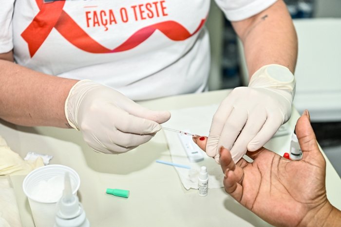 Secretaria de Saúde de Vitória prepara atendimento médico, fiscalização e ações de prevenção contra ISTs para garantir segurança dos foliões no Carnaval.