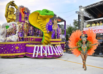 Andaraí fecha o Carnaval 2026 no Sambão do Povo com desfile simbólico que revisitou sua trajetória, exaltou a comunidade e emocionou o público ao amanhecer.