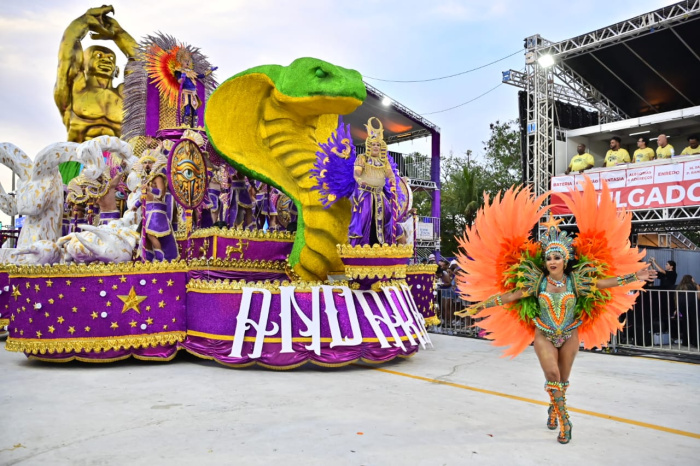 Andaraí fecha o Carnaval 2026 no Sambão do Povo com desfile simbólico que revisitou sua trajetória, exaltou a comunidade e emocionou o público ao amanhecer.