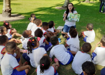 Cerca de 120 crianças participam de programação ambiental em CMEI de Jardim da Penha, com atividades lúdicas sobre restinga, plantio e sustentabilidade.