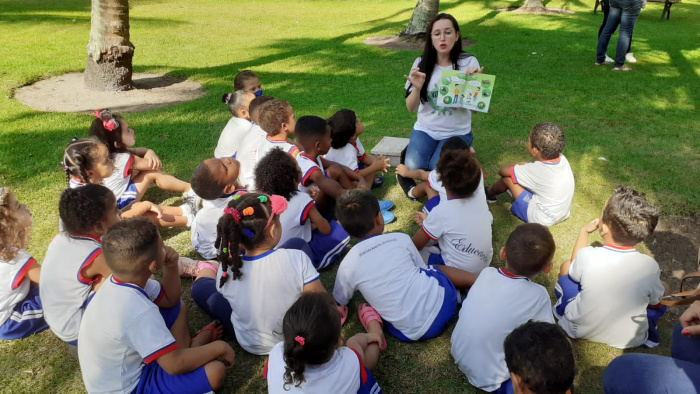 Cerca de 120 crianças participam de programação ambiental em CMEI de Jardim da Penha, com atividades lúdicas sobre restinga, plantio e sustentabilidade.