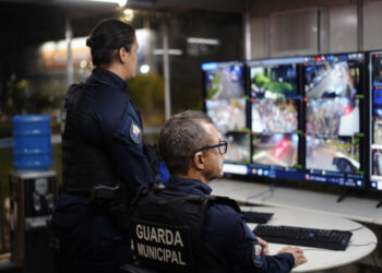 Vitória terá mais de 160 câmeras e reforço da Guarda Municipal para garantir segurança no Carnaval 2026, com monitoramento em tempo real no Centro.