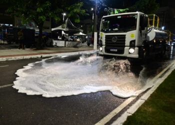 Após o primeiro dia de Carnaval em Vitória, o Blocão da Limpeza mobilizou mais de 400 colaboradores para higienizar o Centro e a Avenida Beira-Mar.