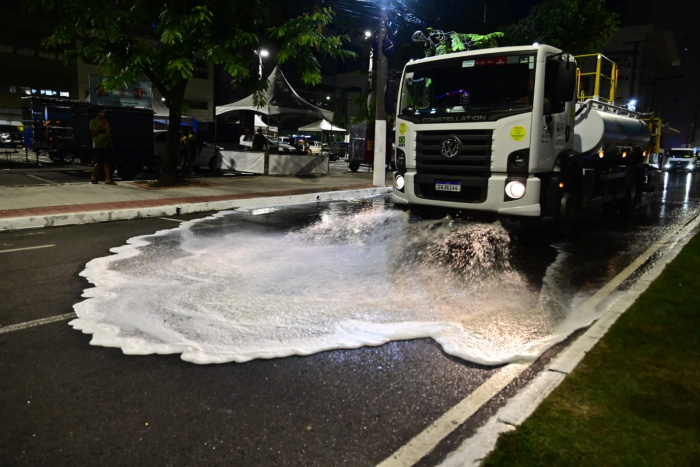 Após o primeiro dia de Carnaval em Vitória, o Blocão da Limpeza mobilizou mais de 400 colaboradores para higienizar o Centro e a Avenida Beira-Mar.