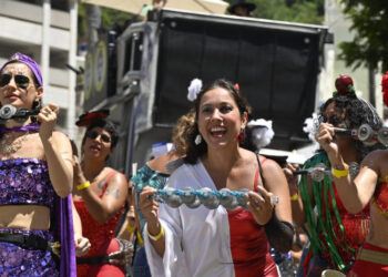 Carnaval 2026 reúne mais de 200 mil foliões no Centro de Vitória com blocos tradicionais, organização elogiada e estrutura reforçada até terça-feira.