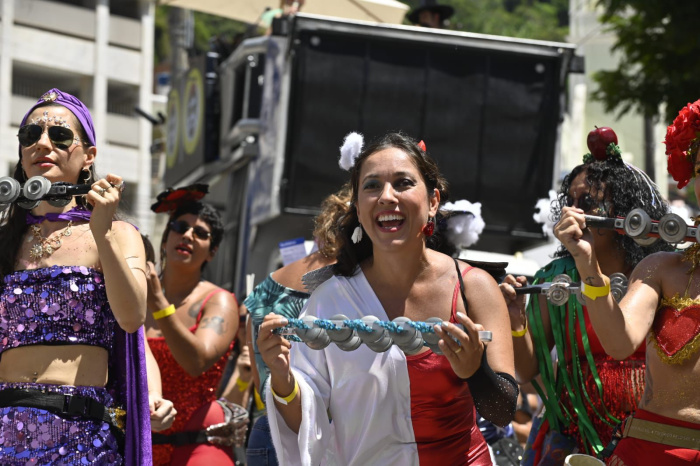 Carnaval 2026 reúne mais de 200 mil foliões no Centro de Vitória com blocos tradicionais, organização elogiada e estrutura reforçada até terça-feira.