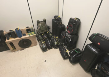 Fiscalização apreende 30 caixas de som durante o Carnaval no Centro de Vitória. Ação da Semmam e da Guarda Municipal combate poluição sonora e garante ordem.