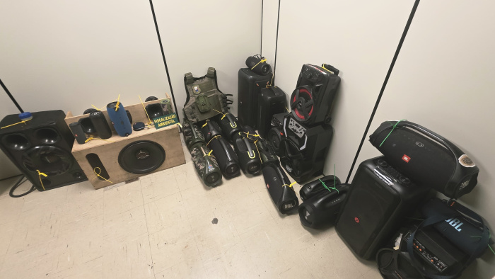 Fiscalização apreende 30 caixas de som durante o Carnaval no Centro de Vitória. Ação da Semmam e da Guarda Municipal combate poluição sonora e garante ordem.