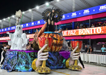 Império de Fátima emociona o público ao levar à avenida um desfile inspirado na infância, na imaginação e na magia do enredo “Era uma vez...”.