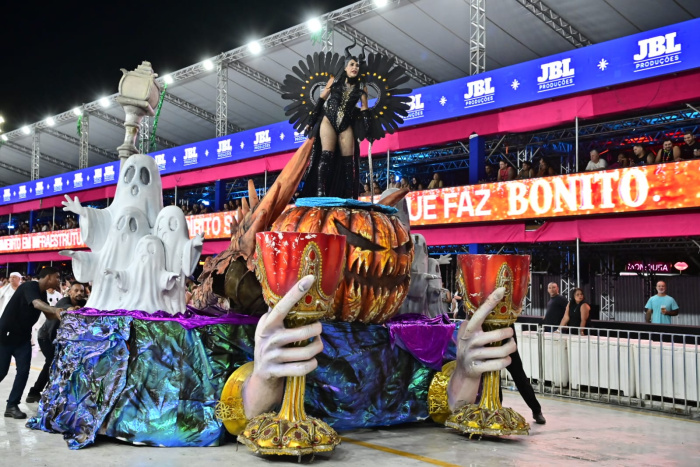 Império de Fátima emociona o público ao levar à avenida um desfile inspirado na infância, na imaginação e na magia do enredo “Era uma vez...”.