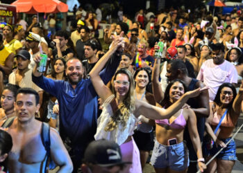 Carnaval de Vitória tem segunda-feira marcada por trio elétrico lotado no Centro e grandes shows de samba e pagode no Sambão do Povo, com impacto cultural e econômico.
