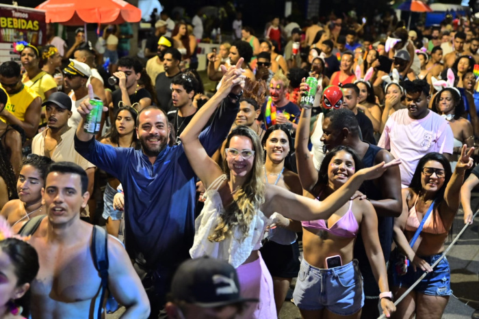 Carnaval de Vitória tem segunda-feira marcada por trio elétrico lotado no Centro e grandes shows de samba e pagode no Sambão do Povo, com impacto cultural e econômico.