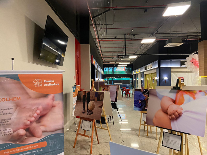 Exposição fotográfica Olhos que Acolhem chega ao TRT da 17ª Região, em Vitória, com imagens sobre o Serviço Família Acolhedora e o acolhimento de crianças e adolescentes.