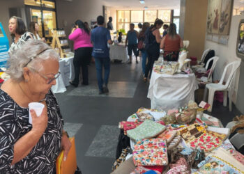 Feira de Mulheres Empreendedoras inicia atividades de 2026 na Prefeitura de Vitória, com produtos artesanais, moda e gastronomia, nos dias 25 e 26 de fevereiro.