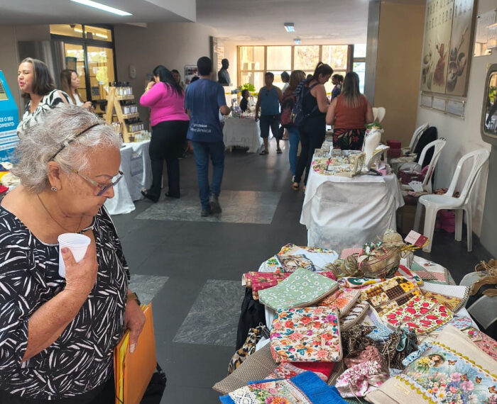 Feira de Mulheres Empreendedoras inicia atividades de 2026 na Prefeitura de Vitória, com produtos artesanais, moda e gastronomia, nos dias 25 e 26 de fevereiro.
