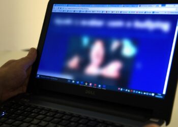 Denúncias de crimes cibernéticos aumentaram 28% em 2025, segundo a SaferNet. Casos envolvendo exploração infantil lideram registros, enquanto misoginia apresenta o maior crescimento.