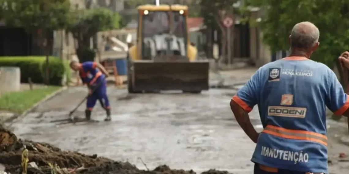 Governo do Estado do Rio de Janeiro mobiliza mais de 60 máquinas e equipes técnicas para apoiar municípios atingidos pelas chuvas e minimizar danos.