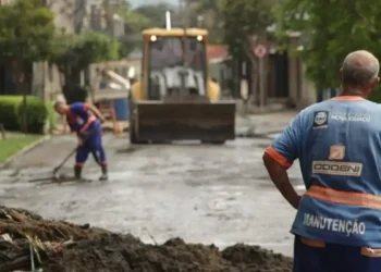 Governo do Estado do Rio de Janeiro mobiliza mais de 60 máquinas e equipes técnicas para apoiar municípios atingidos pelas chuvas e minimizar danos.