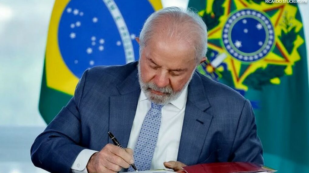 O presidente Lula sanciona parcialmente leis que garantem reajuste ao Legislativo em 2026 e modernizam carreiras da Câmara, Senado e TCU, mas veta dispositivos que poderiam ultrapassar o teto constitucional e ferir a Lei de Responsabilidade Fiscal.