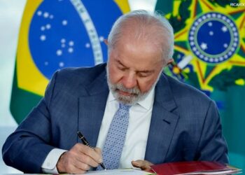 O presidente Lula sanciona parcialmente leis que garantem reajuste ao Legislativo em 2026 e modernizam carreiras da Câmara, Senado e TCU, mas veta dispositivos que poderiam ultrapassar o teto constitucional e ferir a Lei de Responsabilidade Fiscal.