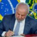 O presidente Lula sanciona parcialmente leis que garantem reajuste ao Legislativo em 2026 e modernizam carreiras da Câmara, Senado e TCU, mas veta dispositivos que poderiam ultrapassar o teto constitucional e ferir a Lei de Responsabilidade Fiscal.