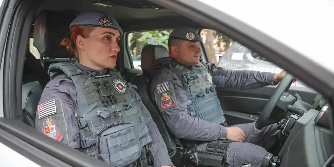 Operação Carnaval em São Paulo já prendeu 33 pessoas por furtos de celulares, venda de bebidas adulteradas e estelionato. Polícia reforça segurança e proteção às mulheres.