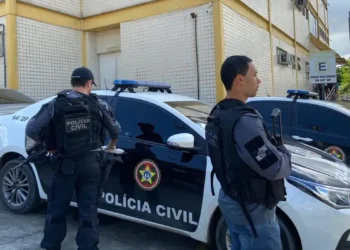 Polícia Civil deflagra operação em Niterói para combater aliciamento e assédio sexual de crianças em grupo virtual com mais de 500 participantes.