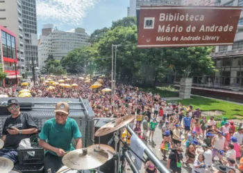 Domingo de Carnaval no Centro de São Paulo tem axé e outras atrações no Circuito da República, com blocos como Explode Coração e muita animação.