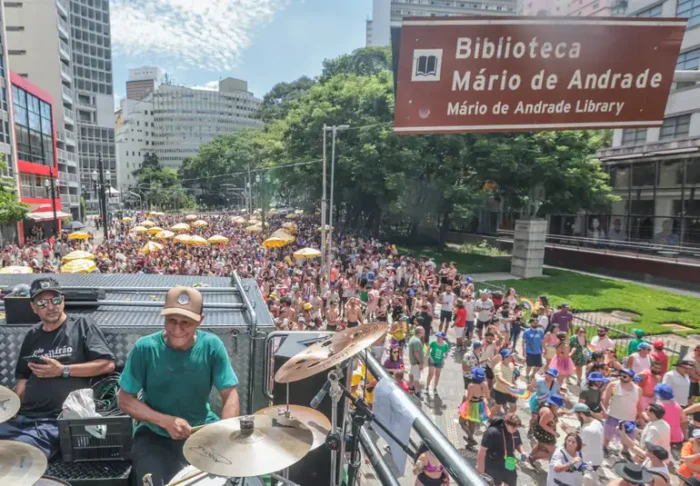 Domingo de Carnaval no Centro de São Paulo tem axé e outras atrações no Circuito da República, com blocos como Explode Coração e muita animação.
