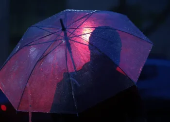 Defesa Civil mantém 30 municípios de São Paulo em estado de atenção para deslizamentos após fortes chuvas. Veja as áreas afetadas e as orientações de segurança.