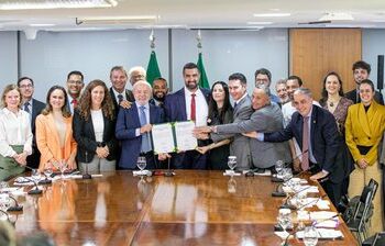 Lula formaliza doação de área para regularização fundiária em Teresópolis (RJ). Medida beneficia mais de 4 mil famílias e encerra o maior conflito urbano do país.