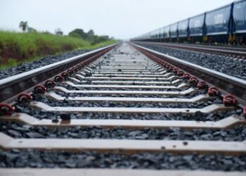 Mato Grosso do Sul inicia construção de ferrovia de R$ 2,8 bilhões para escoar celulose até o Porto de Santos. Projeto deve gerar empregos e fortalecer a logística nacional.