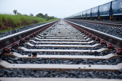 Mato Grosso do Sul inicia construção de ferrovia de R$ 2,8 bilhões para escoar celulose até o Porto de Santos. Projeto deve gerar empregos e fortalecer a logística nacional.