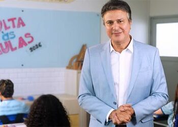 Ministro da Educação, Camilo Santana, celebra início do ano letivo e destaca avanços como novas escolas, expansão do tempo integral, queda do abandono escolar e investimentos em infraestrutura.
