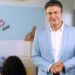Ministro da Educação, Camilo Santana, celebra início do ano letivo e destaca avanços como novas escolas, expansão do tempo integral, queda do abandono escolar e investimentos em infraestrutura.