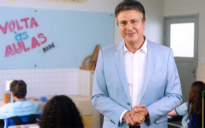 Ministro da Educação, Camilo Santana, celebra início do ano letivo e destaca avanços como novas escolas, expansão do tempo integral, queda do abandono escolar e investimentos em infraestrutura.