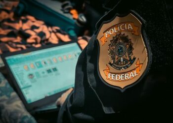 Polícia Federal deflagra Operação Somnus para investigar rede suspeita de crimes sexuais e divulgação de vídeos ilegais. Ação ocorre em cinco estados com prisões e apreensões.