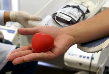 Ministério da Saúde reforça a importância da doação de sangue no pré-Carnaval, período em que os estoques caem e aumentam as demandas por transfusões.