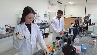 Kits de detecção de metanol desenvolvidos por pesquisador da UEPB passam a ser usados no Carnaval para evitar intoxicações e mortes causadas por bebidas adulteradas.
