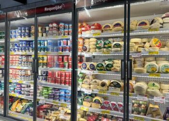 Mercado de leite em 2026 enfrenta produção recorde, preços em queda e sobreoferta. Acordo Mercosul–União Europeia e cenário global influenciam perspectivas do setor.