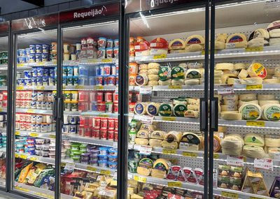 Mercado de leite em 2026 enfrenta produção recorde, preços em queda e sobreoferta. Acordo Mercosul–União Europeia e cenário global influenciam perspectivas do setor.